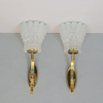 Pareja de apliques Art Decó - Fabricados en bronce y cristal moldeado. 
Gran calidad.
Casquillos para bombillas B22.
Francia.