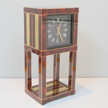 Reloj de sobremesa diseño de Willy Rizzo para Lumica. - Reloj con batería de cuarzo totalmente funcionando. Está realizado en latón latón y esmalte, imitando el diseño de carey.