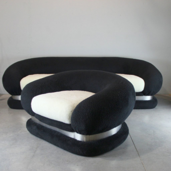 Sofá y pareja de sillones de los años 70 - Peluche en negro y blanco. tapiceria original.
Italia.
El sofa está vendido.