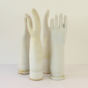 Moldes en forma de manos para hacer guantes. - Porcelana.