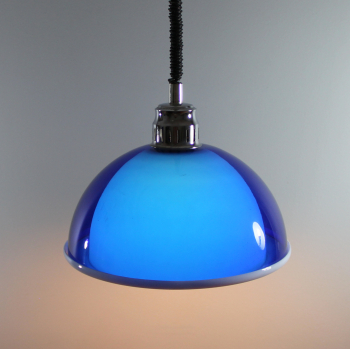 Lámpara de los años 70 extensible. - Fabricada en metacrilato blanco y azul y metal cromado. Tiene un efecto lumínico muy bonito.
Electricidad revisada.
España.