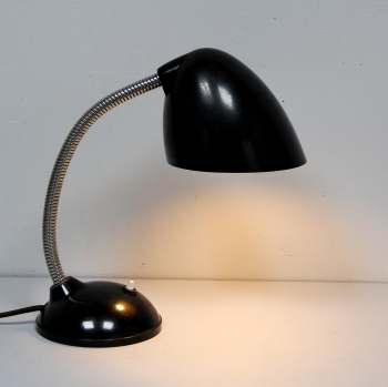 Lámpara flexo de los años 40 checoslovaca. - Realizada en metal niquelado y baquelita.
Electricidad totalmente renovada.