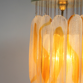Gran lámpara en cascada en cristal de Murano - Latón y cristal.
Electricidad renovada
31 cristales mas uno de repuesto en perfecto estado.