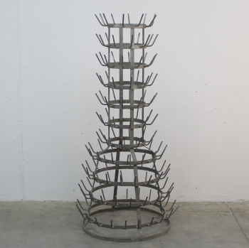 Icono del arte del siglo XX. Marcel Duchamp al descontextualizar este objeto lo convierte y eleva a obra de arte.
Fabricado en hierro cincado.