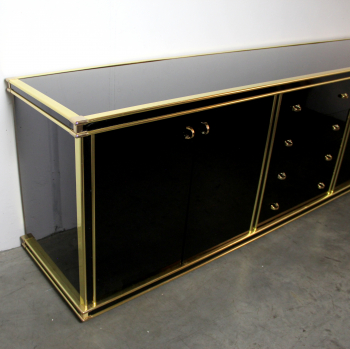 Aparador de los años 70 italiano - Madera lacada, metal dorado y sobre en cristal negro.