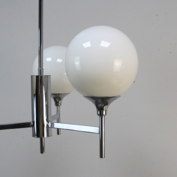 Lámpara francesa space age - Metal cromado y globos en opalina.
Casquillo francés de bayoneta.