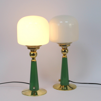 Lámparas italianas de los años 60, mid century - Metal dorado, opalina y metal lacado en verde.
Electricidad renovada.
Casquillos E14