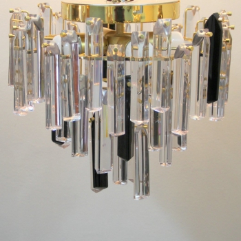Lámpara estilo Venini - Realizada en cristal incoloro y negro de gran calidad. Tiene 54 piezas de cristal, 6 de ellas en color. Su estructura es dorada. Tiene 4 casquillos E27.
