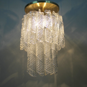 Lámpara italiana en cristal de Murano. 1970s. - Realizada en su parte superior en latón sobre la que cuelgan en cascada cristales de Murano en forma de espiral.
Tiene 3 casquillos E27. Perfecto estado.
