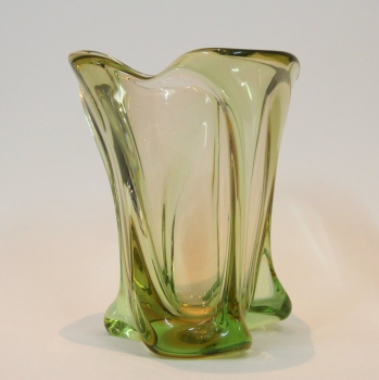 Vaso o jarrón en cristal Val Saint Lambert. - Realizado en cristal verde claro y salmón.
Bélgica.