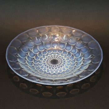 Plato o vaciabolsillos Art Decó. - Fabricado en cristal opalescente (con arsénico) moldeado.
Estilo Rene Lalique.
Francia.
