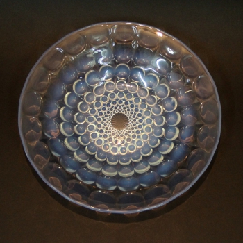 Fabricado en cristal opalescente (con arsénico) moldeado.
Estilo Rene Lalique.
Francia.
