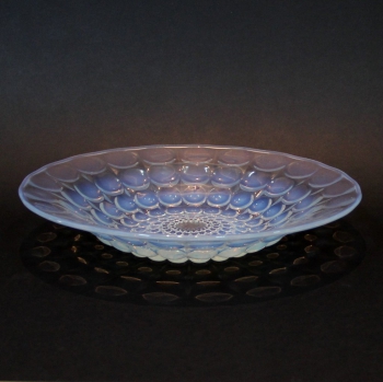 Fabricado en cristal opalescente (con arsénico) moldeado.
Estilo Rene Lalique.
Francia.