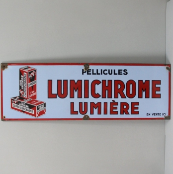Placa esmaltada de "PELLICULES LUMICHROME LUMIÈRE" - Fabricada por los famosos esmaltes de Estrasburgo. Francia.
Hay una igual en el Museo de los Hermanos Lumiére de Lyon.
Está oxidada la zona de los agujeros donde se atornillaba.