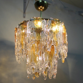 Lámpara vintage de los años 70 - Realizada con 16 cristales de murano en perfecto estado que se cuelgan directamente en los dos aros de la lámpara.
Metal dorado.
Tiene 5 bombillas E27.