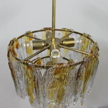 Realizada con 16 cristales de murano en perfecto estado que se cuelgan directamente en los dos aros de la lámpara.
Metal dorado.
Tiene 5 bombillas E27.
