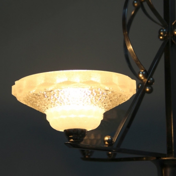Lámpara realizada en metal cromado y 4 tulipas en perfecto estado de cristal moldeado.
4 casquillos B22. Electricidad renovada.