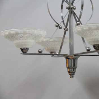 Lámpara realizada en metal cromado y 4 tulipas en perfecto estado de cristal moldeado.
4 casquillos B22. Electricidad renovada.