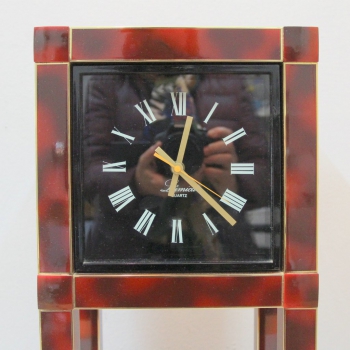 Reloj con batería de cuarzo totalmente funcionando. Está realizado en latón latón y esmalte, imitando el diseño de carey.