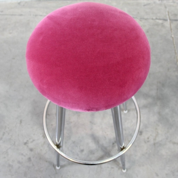 Realizados en metal cromado y tapiceria renovada en terciopelo de algodón rosa.