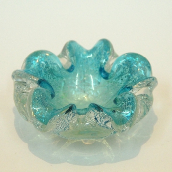 Polvo de plata y cristal azul cian.