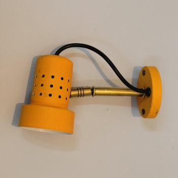 Aplique vintage amarillo. - Metal lacado en amarillo y latón.