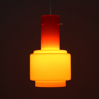 Opalina naranja, latón y florón en plástico.
Electricidad totalmente renovada.