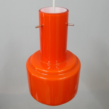Opalina naranja, latón y florón en plástico.
Electricidad totalmente renovada.