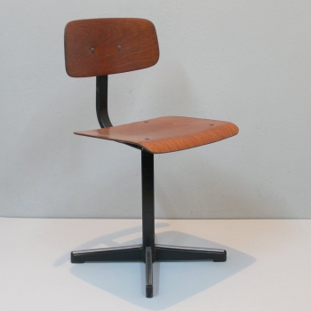 Prototipo de silla de los años 60. - Madera, hierro negro y metal niquelado.