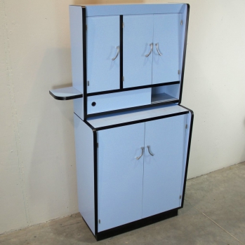 Mueble de cocina vintage - Formica azul con remates en plástico duro negro y tiradores niquelados.
Interior en madera.
Limpio y restaurado.
El cuerpo superior se puede colocar volado con el fin de tener una encimera en el mueble inferior.