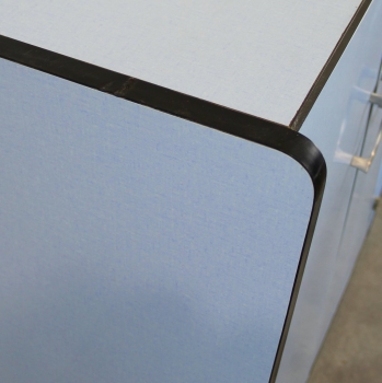 Formica azul con remates en plástico duro negro y tiradores niquelados.
Interior en madera.
Limpio y restaurado.
El cuerpo superior se puede colocar volado con el fin de tener una encimera en el mueble inferior.