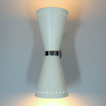 Lámpara aplique italiano vintage. - Metal cromado y aluminio lacado en blanco.