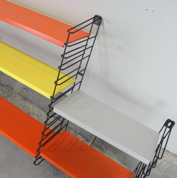Estas estanterias están diseñadas en 1957 en Holanda. Son alegres y prácticas. Se desmontan y montan con facilidad.
Están estanpilladas,