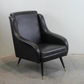 Sillón italiano vintage. - Patas bambi en madera ebonizadas y rematadas en latón. Tapicería original en polipiel negra.