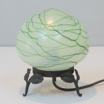 Fabricada en forja y vidrio de Pallme Konig irisado y decorado con un hilo de vidrio en verde.
Austria.