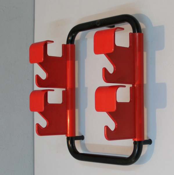 Colección Manade.
4 perchas orientables en plexiglas rojo sobre estructura de hierro lacada en negro.
Francia.