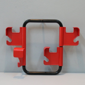 Colección Manade.
4 perchas orientables en plexiglas rojo sobre estructura de hierro lacada en negro.
Francia.
