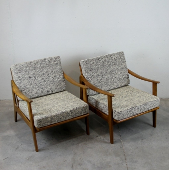 Pareja de sillones nórdicos. Dinamarca. - Fabricados en teca. Tapicería jaspeada en blanco y negro totalmente renovada, cojines desenfundables.