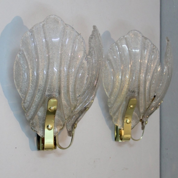 Realizados en metal dorado y cristal pulido y brillante en su exterior y rugoso en su interior. Tiene un efecto lumínico muy bonito.
Preparados cada uno para dos bombillas E27.
Suecia.