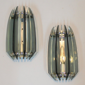 Par de lámparas de pared en metal cromado y vidrio, alternando entre el cristal gris y claro. 
Casquillo E14.