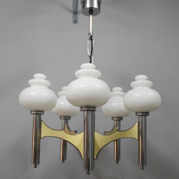 Lámpara de los años 60 - Fabricada en metal cromado, opalina de cristal y plástico duro.
Casquillos E14. Electricidad revisada.
Italia.