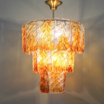 Lámpara en cristal de Murano de los años 70 - Fabricada en latón y cristales en color ambar dorado e incoloro.
Cristales en perfecto estado.
Casquillos E27, electricidad renovada.