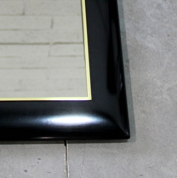 Laca negra, laton dorado y espejo en suave color visón.
Se puede colocar tanto en vertical como en horizontal.