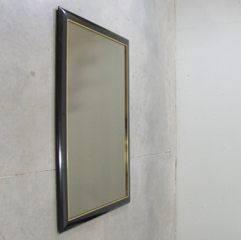 Laca negra, laton dorado y espejo en suave color visón.
Se puede colocar tanto en vertical como en horizontal.