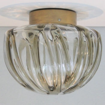 Lámpara plafón en cristal de Murano - Metal dorado, cristal tintado e incoloro e interior cromo.
Electricidad renovada. Casquillo E27.