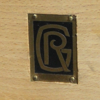 Atribuido a Georges Renouvin.
Placa con iniciales.
Palosanto y tiradores en bronce plateado.