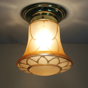 Lámpara plafón Art Decó. - Fabricada en cristal con dibujos al ácido y latón.
Francia.