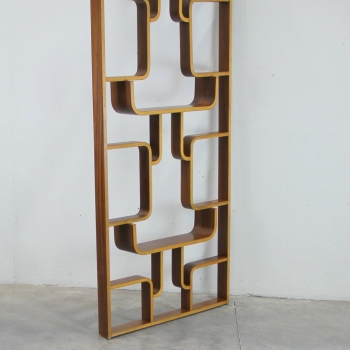 Este divisor de espacios de contrachapado fue diseñado en 1960 por Ludvik Volak para Drevopodnik Holesov. Se puede usar como separador de ambientes, escultura de pared o estantería.