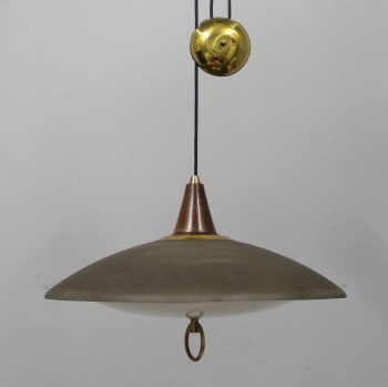 Lámpara vintage española de los años 60. - Fabricada en metal lacado, madera, latón y difusor en plexiglas.
Tiene 3 casquillos E27 y la electricidad está renovada.