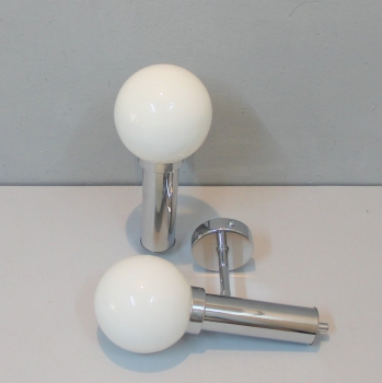 Fabricados en metal cromado y globos en opalina.
Casquillo E14.